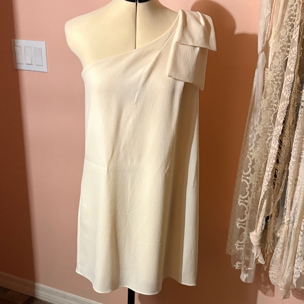 NYMPHE One-Shoulder Cream Dress with Shoulder Bow Accent